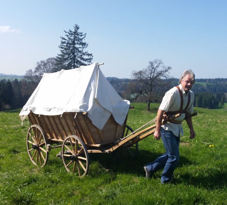 Die Erzählungen eines an seinem Karren verharrenden Narren vom Leiterwagenwanderer, Komponisten und Liedermacher Wolfram Gäfgen im Einspänner-Zuggeschirr an der Wanderwagen-Deichsel Die Erzählungen eines an seinem Karren verharrenden Narren vom Leiterwagenwanderer, Komponisten und Liedermacher Wolfram Gäfgen