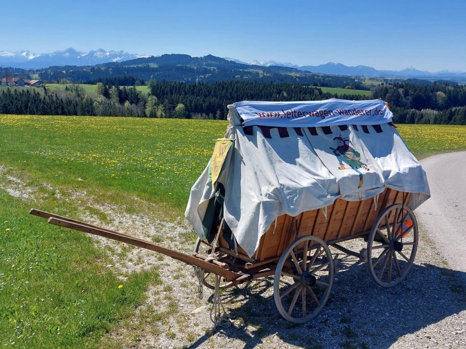 Wolfram Gäfgen als Leiterwagenwanderer, Leiterwagenzieher, Karrenwanderer, Karrenzieher im Zuggeschirr, Brustblattgeschirr, eingeschirrt für Mehrtageswanderungen und Langstreckenläufe Wolfram Gäfgen als Leiterwagenwanderer, Leiterwagenzieher, Karrenwanderer, Karrenzieher im Zuggeschirr, Brustblattgeschirr, eingeschirrt