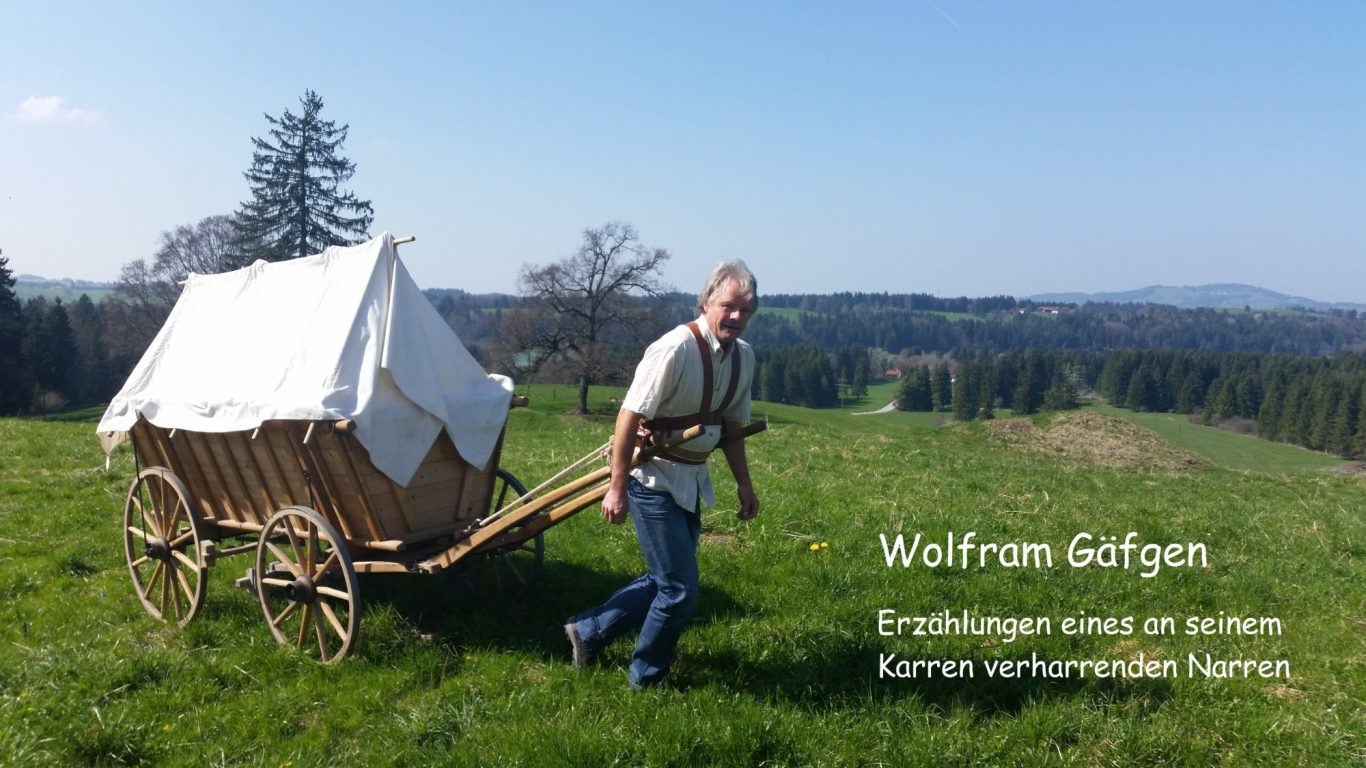 Wolfram Gäfgen als Leiterwagenwanderer im Zuggeschirr an der Einspännerdeichsel mit Erzählungen eines an seinem Karren verharrenden Narren