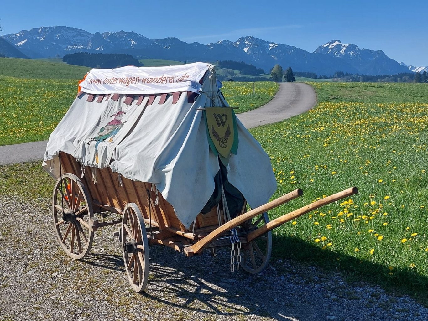Wolfram Gäfgen als Leiterwagenwanderer, Leiterwagenzieher, Karrenwanderer, Karrenzieher im Zuggeschirr, Brustblattgeschirr, eingeschirrt für Mehrtageswanderungen und Langstreckenläufe Wolfram Gäfgen als Leiterwagenwanderer, Leiterwagenzieher, Karrenwanderer, Karrenzieher im Zuggeschirr, Brustblattgeschirr, eingeschirrt